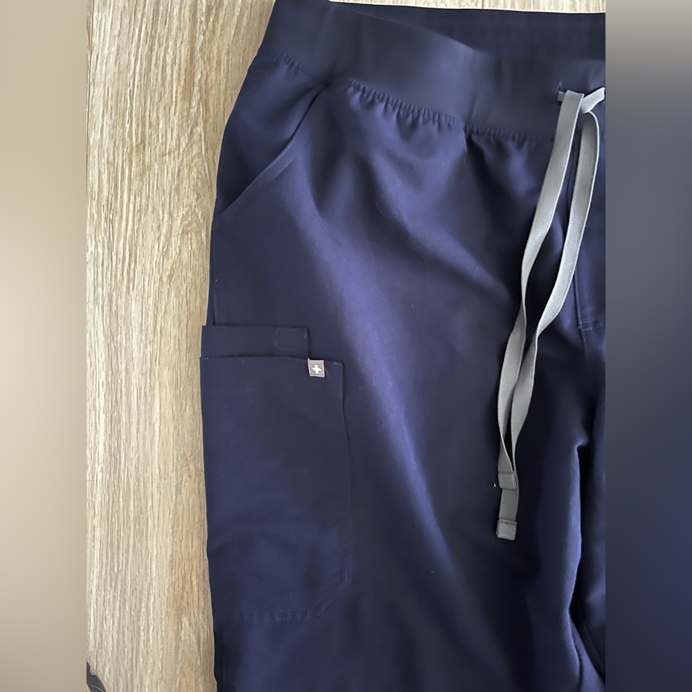 FIGS Women’s Kade Cargo Scrub Pants Navy - 3X Petite - Picture 2 of 6